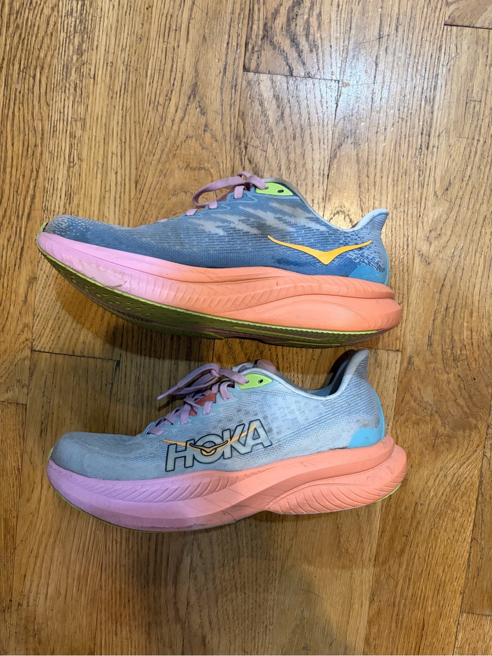 Women’s size 9 Hoka Mach 6 in rainbow - Picture 2 of 5